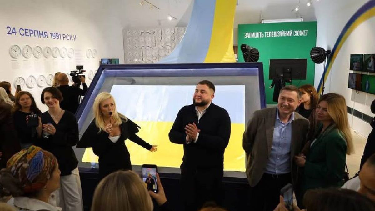 Відвідувачі інтерактивної виставки «Той день» від Ukraine WOW у Львівському палаці мистецтв на вул. Коперника, 17