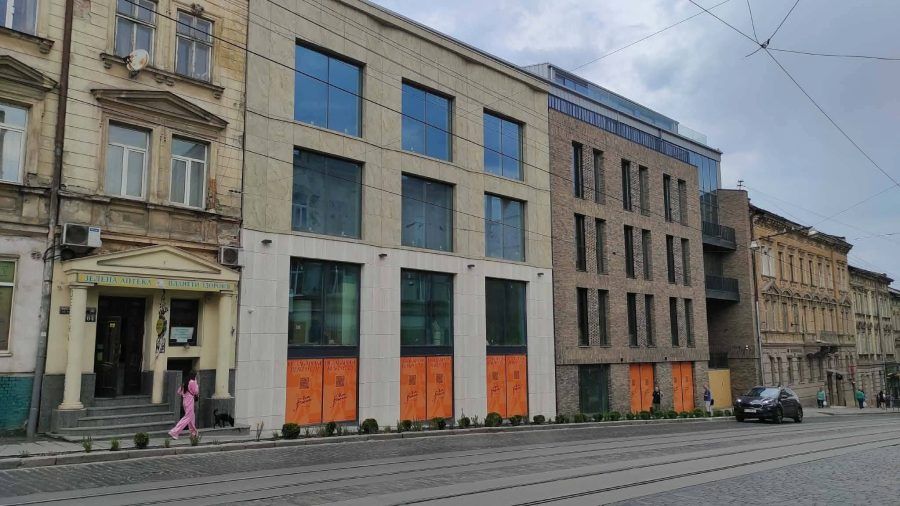 Новобудова на вулиці Городоцькій у Львові поруч зі старою забудовою