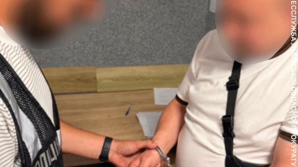 Поліція Львівської області затримала 48-річного чоловіка за сексуальну експлуатацію малолітніх дівчат і розповсюдження дитячої порнографії у Львові