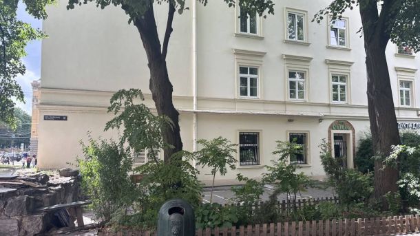 Будинок-пам'ятка архітектури на вулиці Підвальній, 9 у Львові, де власниця квартири замінила дерев'яні вікна на пластикові