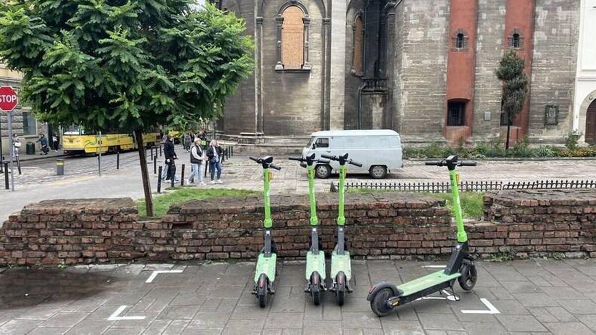 Прокатний електросамокат припаркований на тротуарі в центрі Львова — з 1 липня діятимуть нові правила стоянки