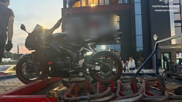 Мотопатруль у смт Рудне виявив мотоцикл із чужими держномерами та ознаками втручання в маркування рами