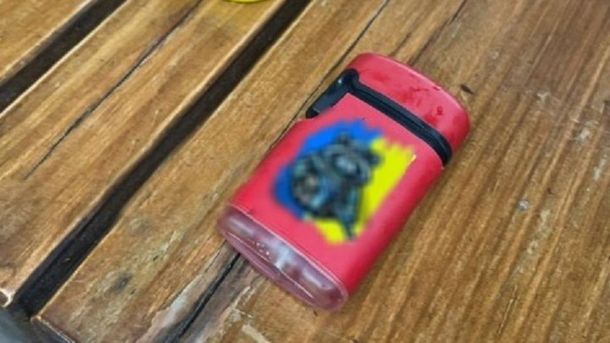 Червона запальничка з наклейкою у вигляді карти України — речовий доказ у справі про напад на 13-річного підлітка в закладі харчування на Львівщині