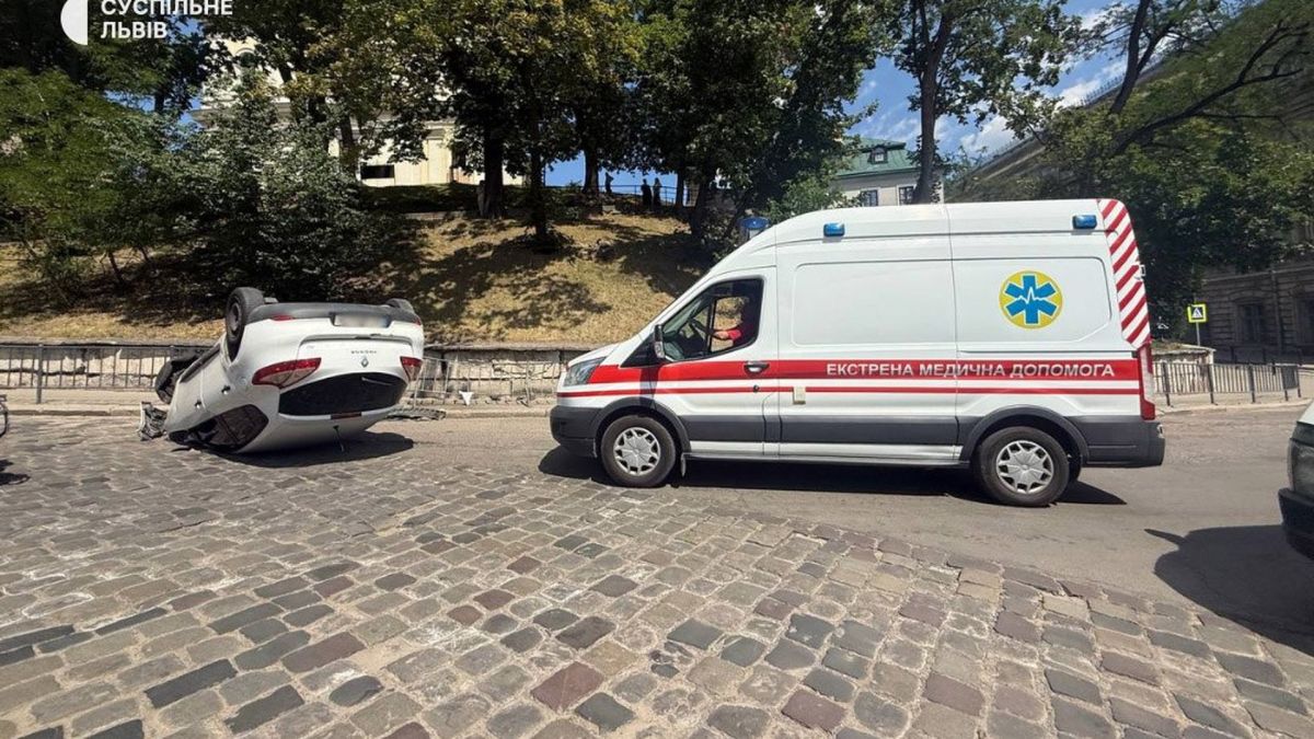 Автомобіль перекинувся на дах на вулиці Винниченка у Львові, на місці працюють медики екстреної допомоги