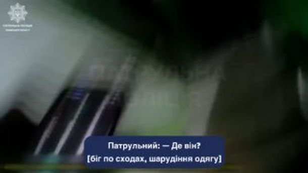 Патрульні Львова надають домедичну допомогу чоловіку з ножовим пораненням грудної клітки на вулиці Золотій