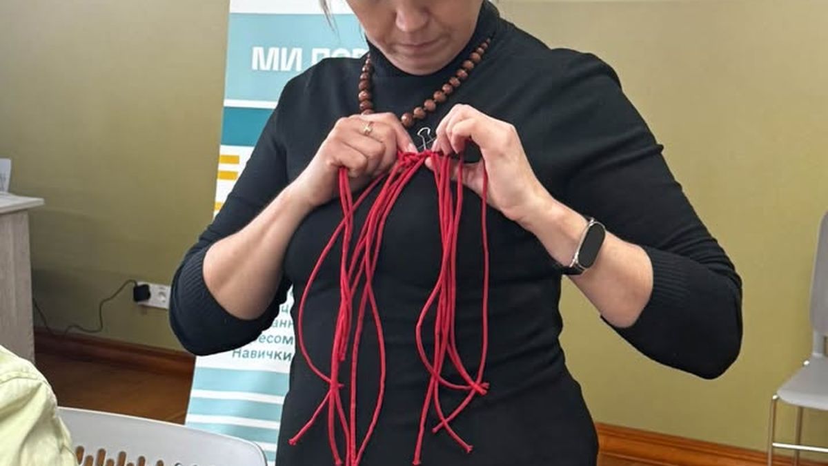 Учасники майстер-класу Центру життєстійкості Карітас Львів виплітають брошки в техніці макраме для благодійного ярмарку