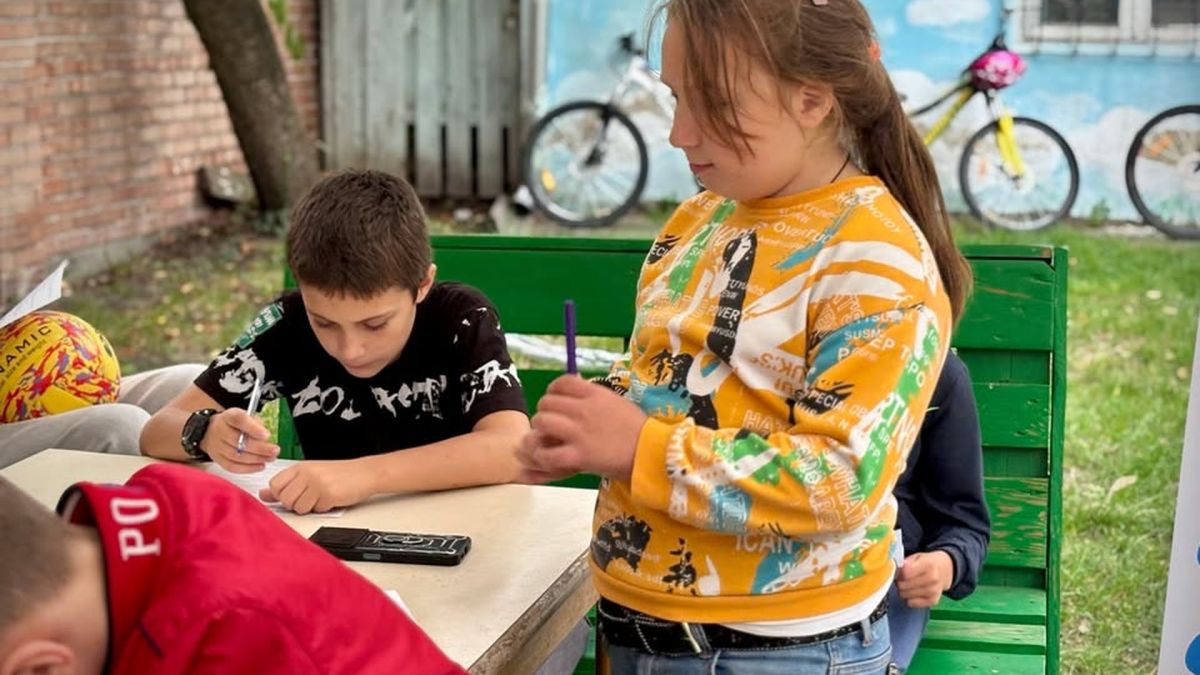 Підлітки на занятті «Карітас Львів УГКЦ» з вирішення конфліктів відпрацьовують навички комунікації та «Я-повідомлення»