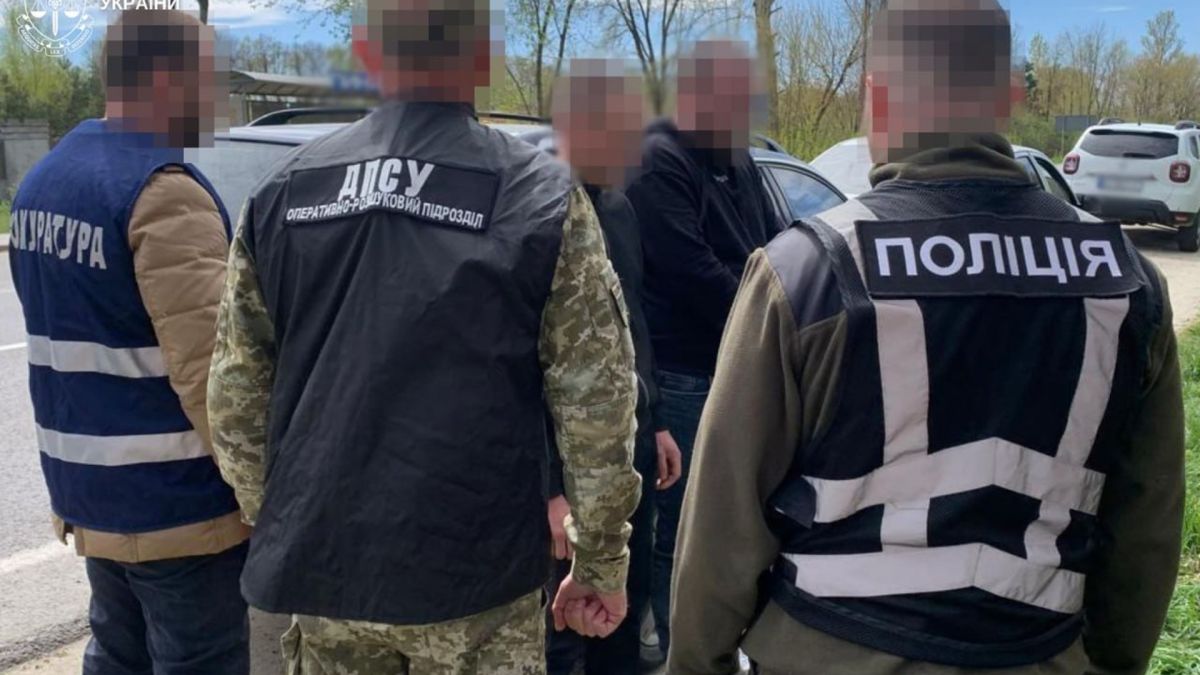 Двох мешканців Самбірського району обвинувачують в організації незаконного переправлення людини через кордон за 8000 доларів США