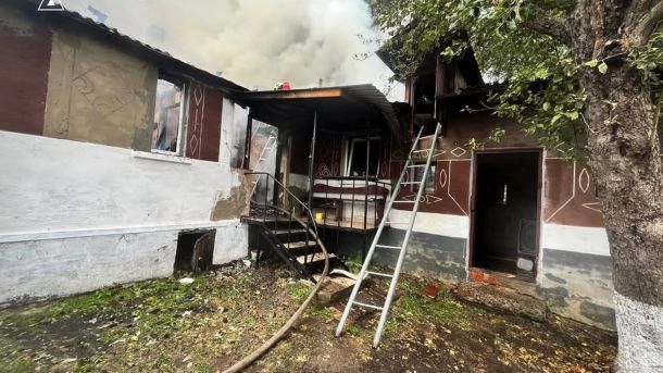 Рятувальники гасять пожежу житлового будинку в селі Гряда Львівського району 11 вересня, охоплення вогнем повне