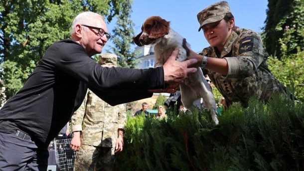 Учасники гуртка «Юний кінолог» Львівського еколого-натуралістичного центру з шістьма цуценятами, яких передали прикордонникам