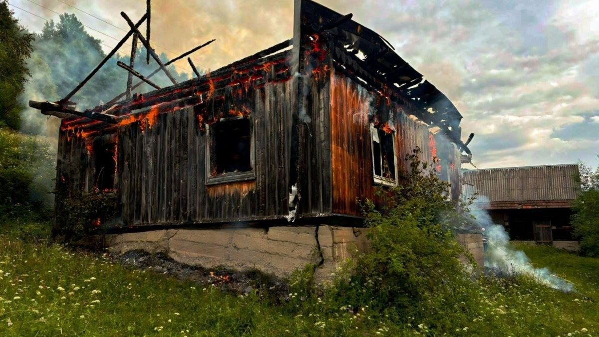 Рятувальники гасять пожежу в дерев'яному житловому будинку в селі Ясениця-Замкова Самбірського району 13 липня, постраждалих немає