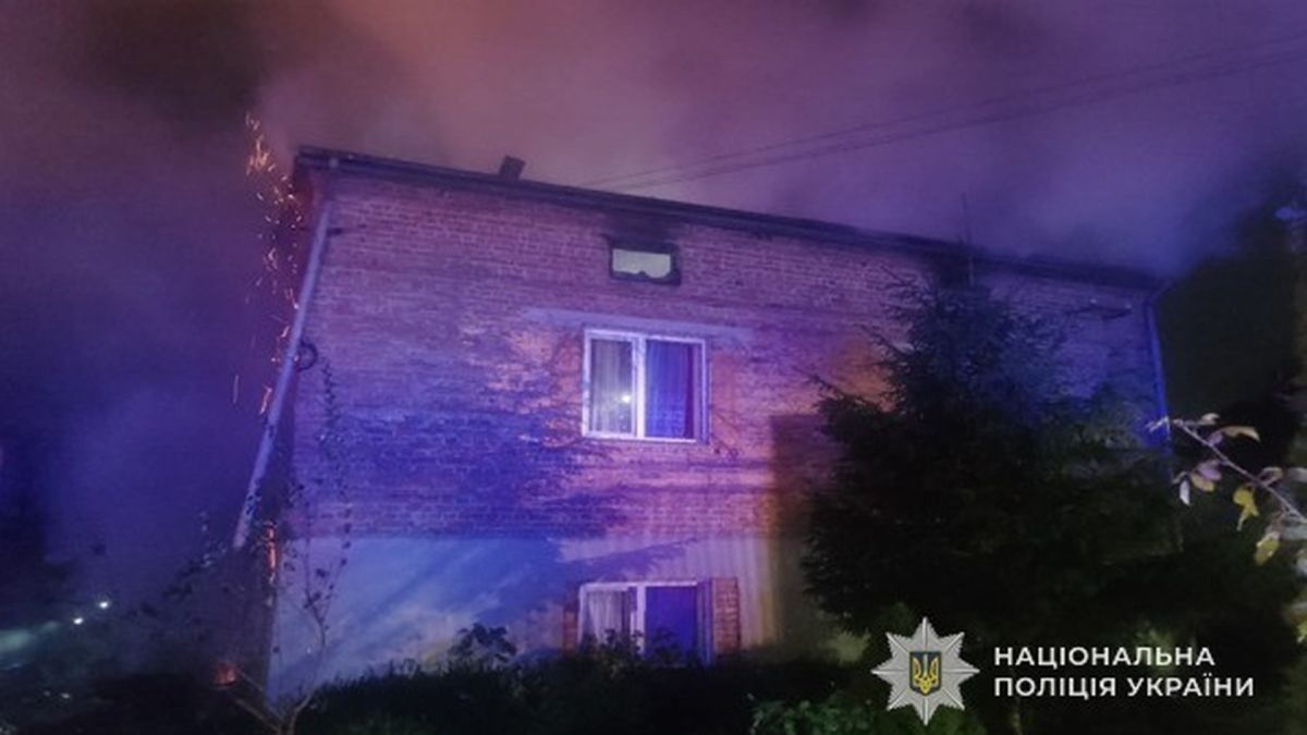 Поліцейські документують руйнування житлових будинків у селі Львівського району після удару російських безпілотників 13 жовтня