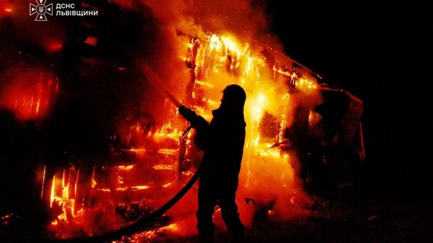 Вогнеборці гасять пожежу житлового будинку в селі Переволочна Золочівського району вночі з 30 на 31 серпня, залучено 8 рятувальників