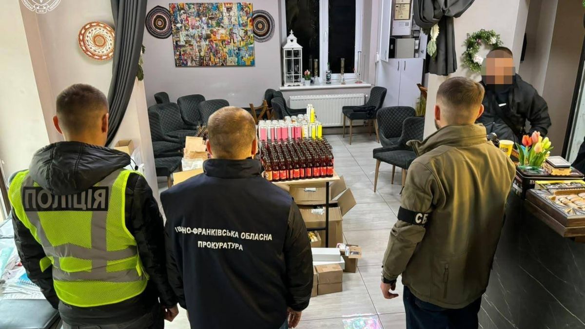 Вилучені вейпи з екстрактом канабісу під час обшуків у шести областях України — понад 6 тисяч pod-систем і готівка на 20 млн грн