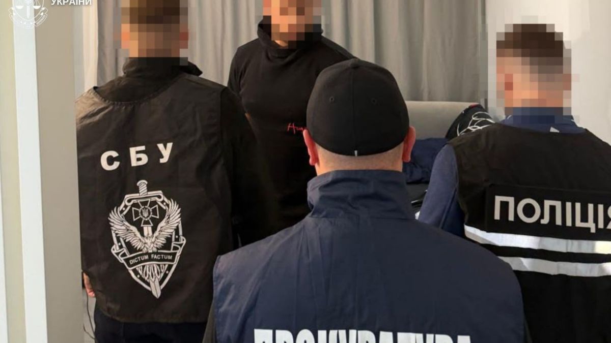 Поліцейський тримає вилучені наркотики — кокаїн у зіп-пакетах, захований у пачці з-під цигарок, вилучений у Львові