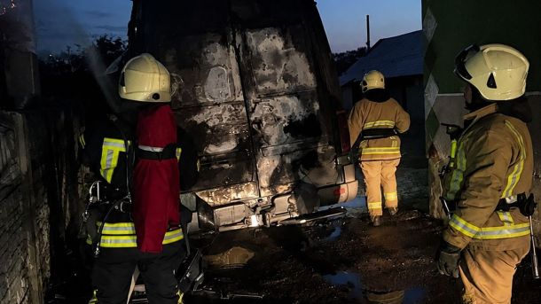 Згорілий Mercedes-Benz Sprinter у селі Нова Кам'янка Львівського району, вогонь не перекинувся на житловий будинок
