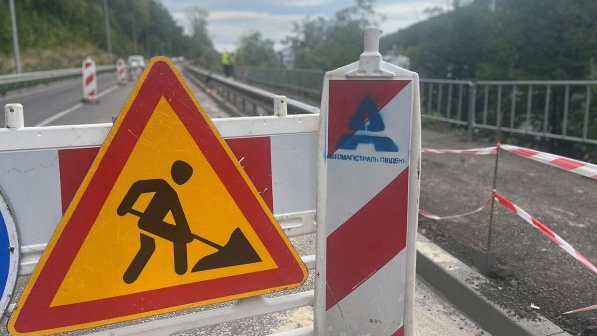 Роботи з укріплення схилу на вулиці Личаківській у Львові біля підприємства «Ензим»