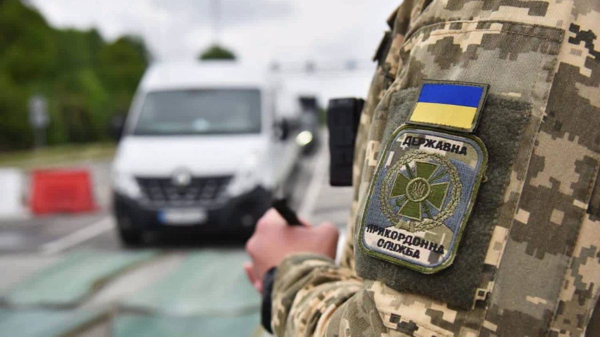 Черга автомобілів на одному з прикордонних пунктів пропуску на західному кордоні України, 75 авто станом на 5 жовтня