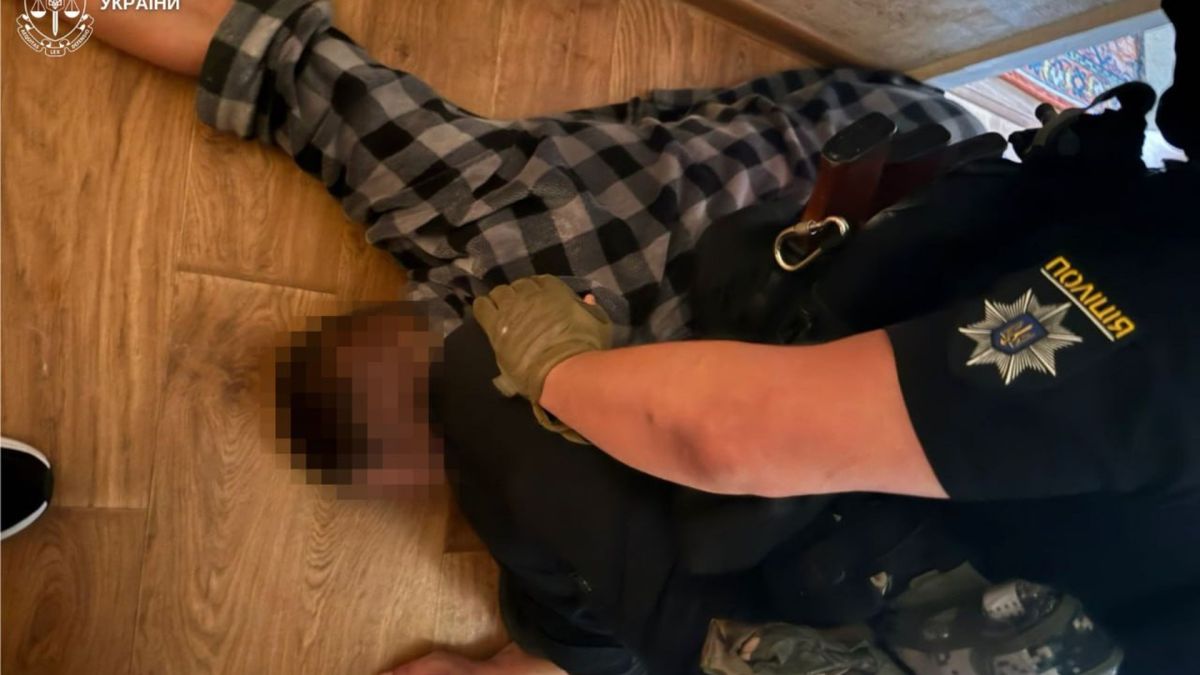 Вилучені revolвери та набої під час обшуку у київського продавця переробленої зброї, надсилав посилки до Львова
