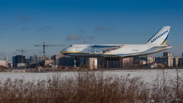 Будівельний кран і житлові будинки поблизу Львівського аеропорту — суперечка ЛМР і Сокільницької громади про забудову зони авіашуму