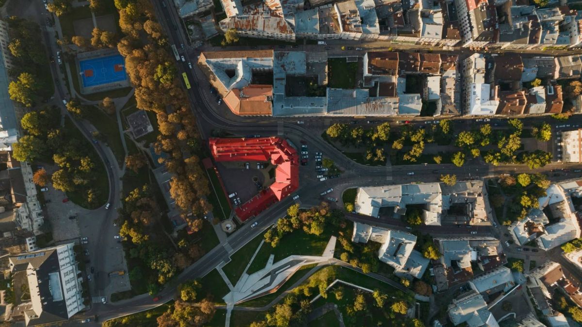 Нежитлова споруда площею 64,7 м² на вулиці Виговського, 47 у Львові, яку Верховний Суд зобов'язав демонтувати як незаконну