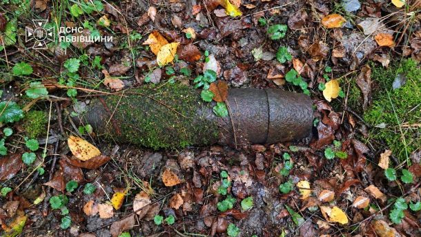Сапери ДСНС Львівщини знищують 152-мм артилерійський снаряд часів Другої світової, знайдений у лісі поблизу села Руда Стрийського району