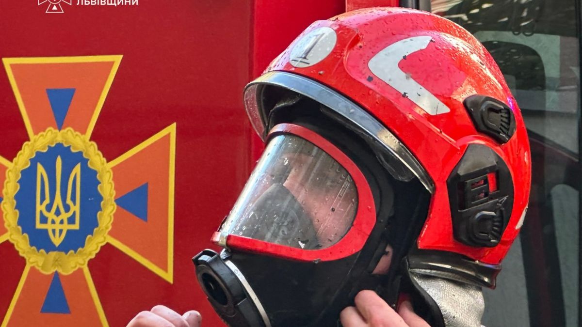 Рятувальники гасять пожежу в житловому будинку в селі Старе Село Львівського району, двоє постраждалих госпіталізовані
