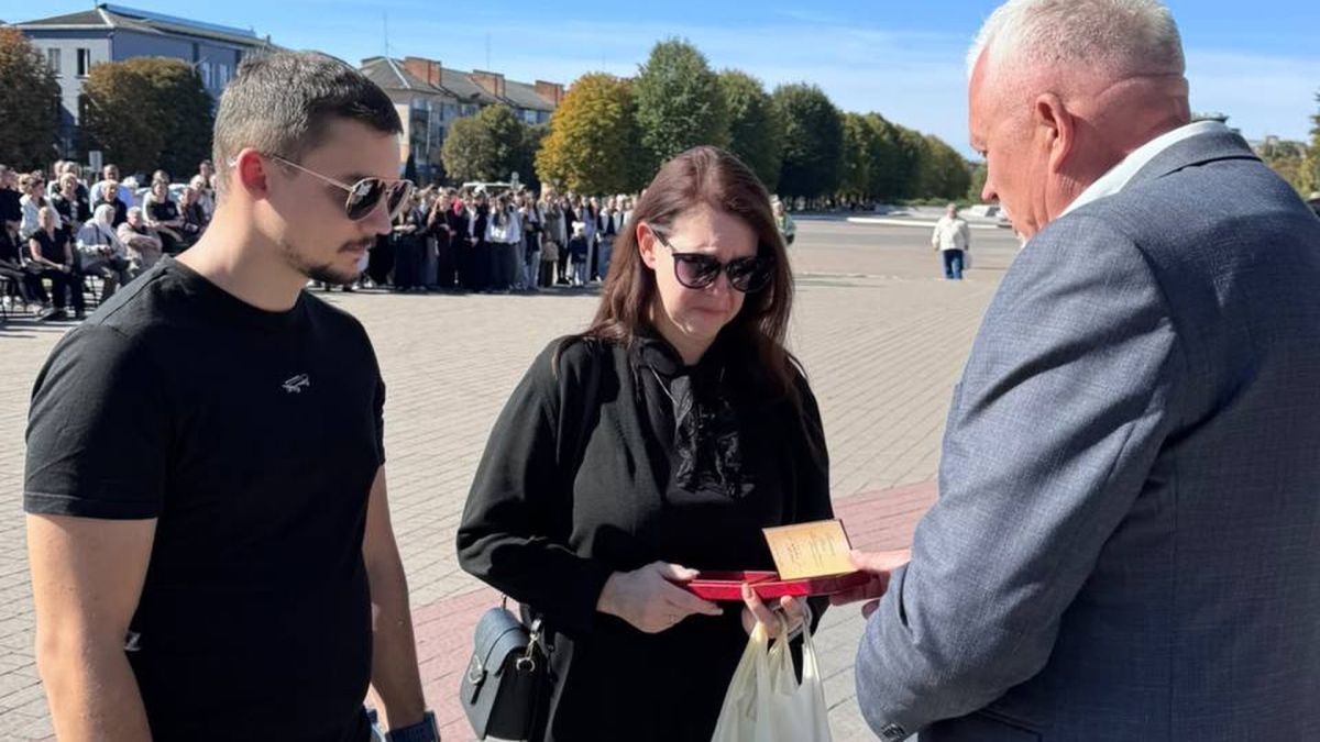 Церемонія вручення посмертних державних нагород рідним восьми загиблих воїнів біля пам'ятника у Шептицькому у День захисників України