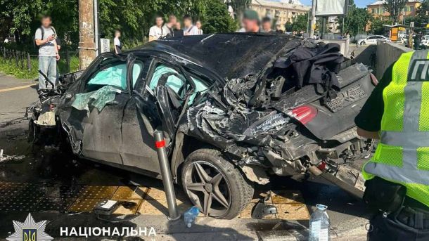 Розбитий автомобіль після дорожньо-транспортної пригоди, місце аварії з пошкодженим авто (ілюстративне фото)