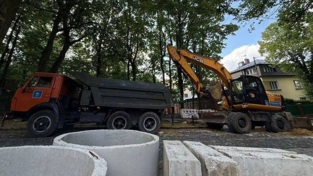 Ремонтні роботи на вулиці Галицької Армії у Львові: робітники ремонтують 120-річний колектор на глибині понад 4 метри