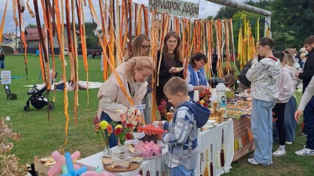 Мешканці Малехова на святкуванні Дня села під час відзначення місцевих волонтерів, які підтримують захисників