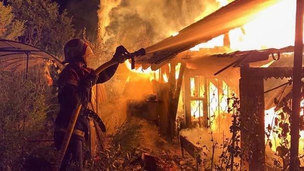 Рятувальники гасять пожежу двох дачних будинків у Винниках на вулиці Богдана Хмельницького, 14 серпня