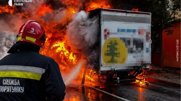 Вантажний автомобіль MAN загорівся під час руху на вулиці Новознесенській у Львові — рятувальники ДСНС загасили вогонь
