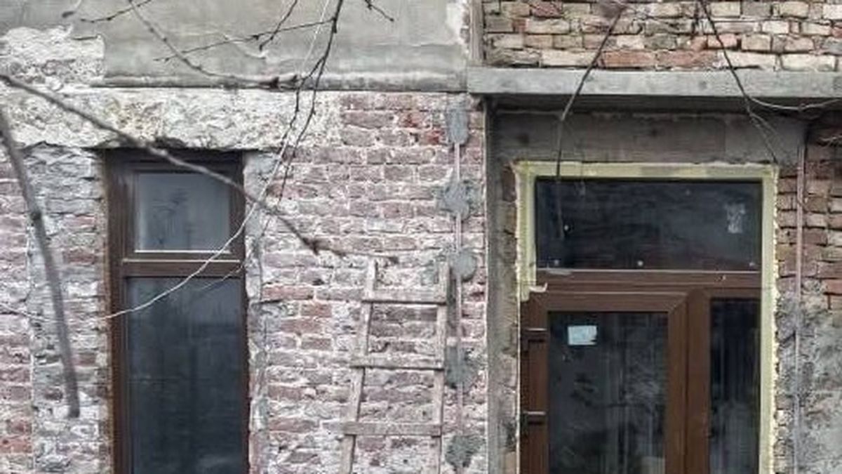 Будинок-пам'ятка на вулиці Кармалюка 9 у Львові, де власниця самовільно звела прибудову-вхід у внутрішньому дворі