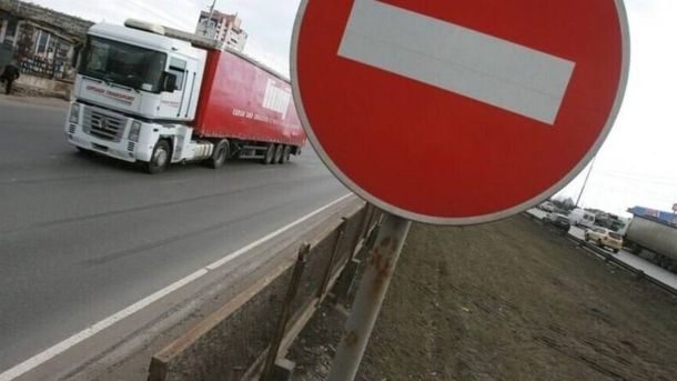 Важка вантажівка на в'їзді до Львова — тимчасові обмеження руху для транспорту понад 24 тонни з 10:00 до 22:00