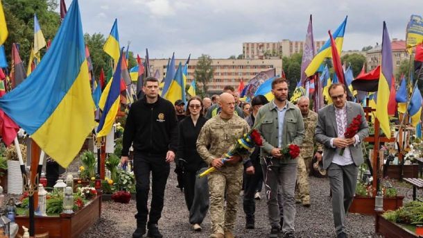 Держсекретар Нідерландів Дерек Босвійк і Андрій Годик кладуть квіти на Личаківському цвинтарі у Львові