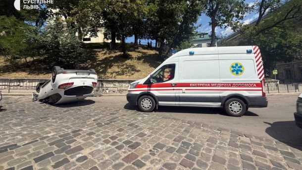 Автомобіль перекинувся на дах на вулиці Винниченка у Львові, на місці працюють медики екстреної допомоги