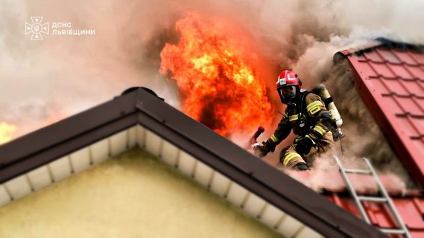 Рятувальники ДСНС гасять пожежу даху будівлі в місті Пустомити Львівського району, постраждалих немає