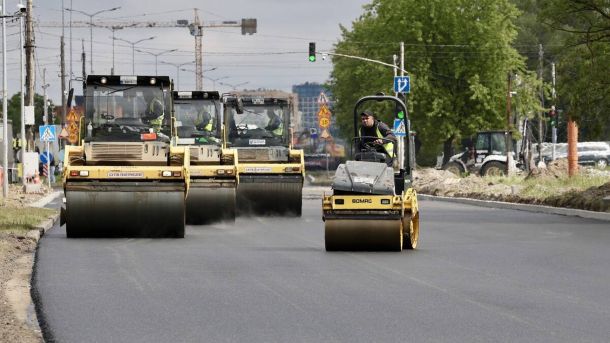 Укладання верхнього шару асфальту на вул. Стрийській у Львові на відрізку від межі міста до вул. Вернадського