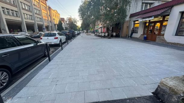 Інклюзивний хідник на вулиці Чупринки, 84 у Львові зі встановленими стовпчиками проти паркування на тротуарі