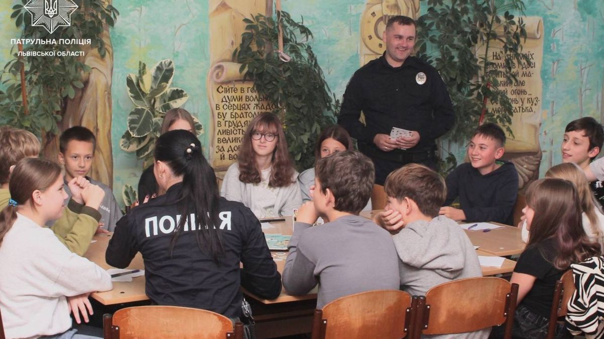 Поліцейський Василь Гацько у формі спілкується зі школярами в рамках Служби освітньої безпеки Львівщини після поранення на фронті