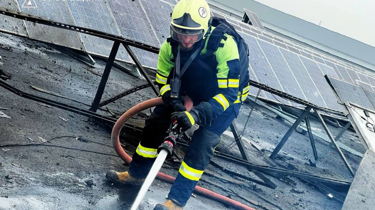 Рятувальники ДСНС Львівщини ліквідують пожежу у складській будівлі після ворожого удару 18 жовтня