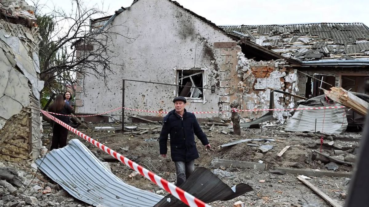 Пошкоджені будинки в Малехові після падіння ворожого безпілотника — зруйновані покрівлі та вибиті вікна на вулиці Дороша