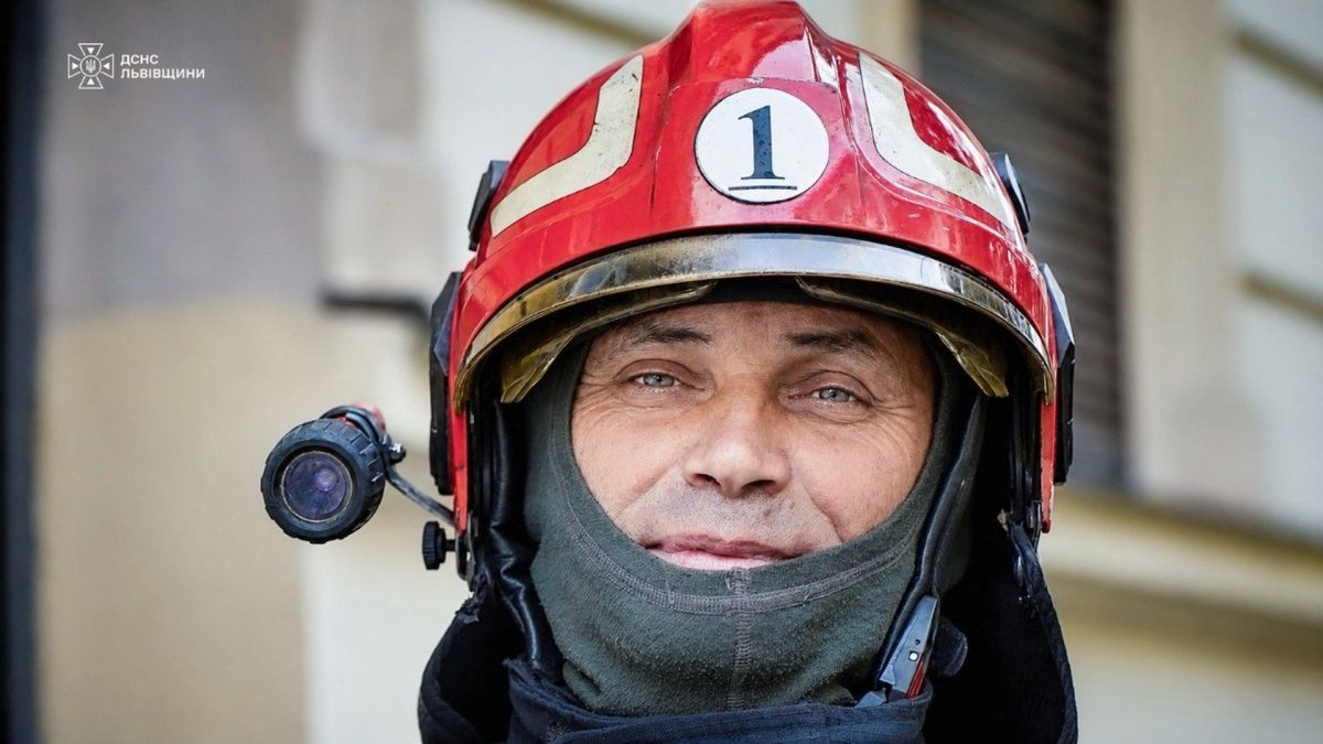 Рятувальники ДСНС Львівщини гасять пожежу — за добу ліквідовано 7 пожеж, врятовано 5 будівель і комбайн