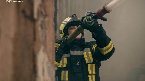 Рятувальники ДСНС гасять пожежу в екосистемі на Львівщині, за добу сталося 36 загорянь, одна людина загинула
