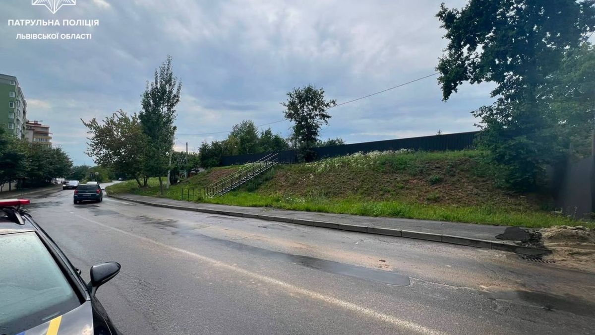 Пошкоджений хідник і забруднена проїжджа частина на вулиці Пасічній у Львові після будівельних робіт