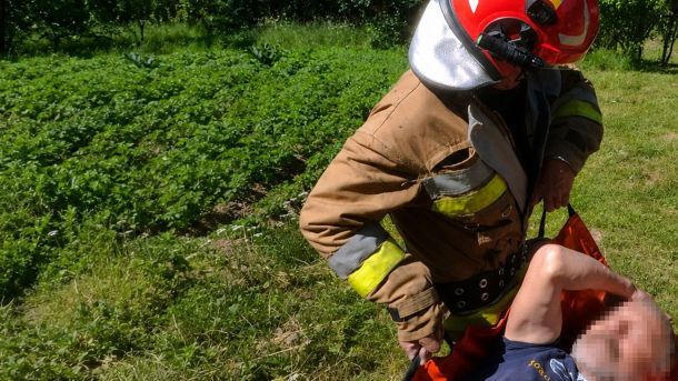 Рятувальники ДСНС транспортують у спеціальному гамаку 55-річного чоловіка з інфарктом з гір поблизу Славська