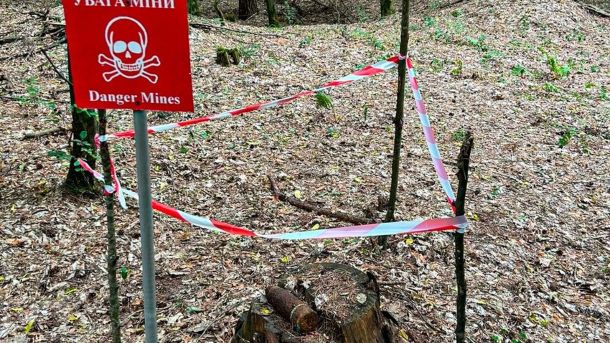 Піротехніки ДСНС знищують 76-мм артилерійський снаряд часів Другої світової війни поблизу села Гаї-Смоленські на Золочівщині