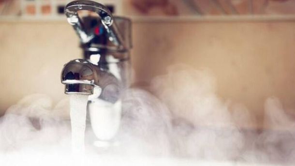 Комунальники відновлюють подачу гарячої води у 65 будинках мікрорайону Рясне після завершення гідравлічних випробувань у Львові