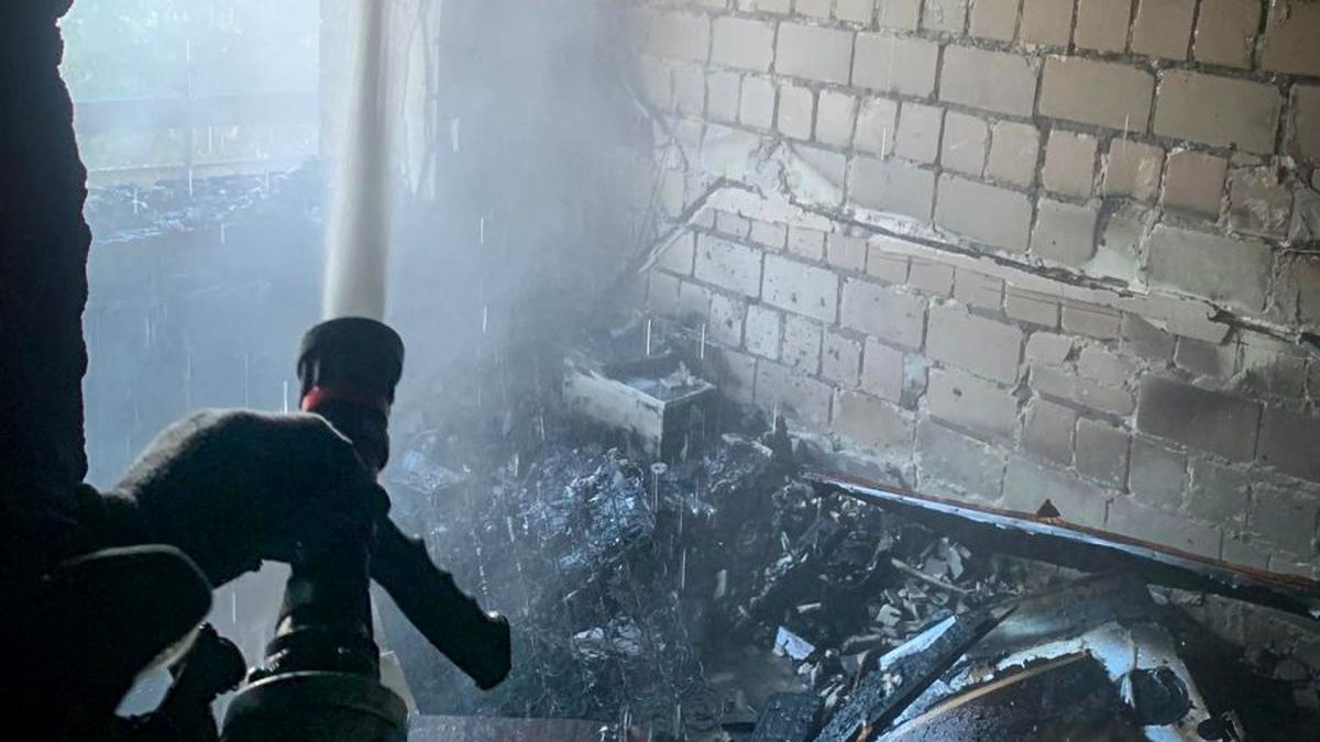 Рятувальники ДСНС гасять пожежу в квартирі дев'ятиповерхового будинку у Винниках, троє мешканців врятовані